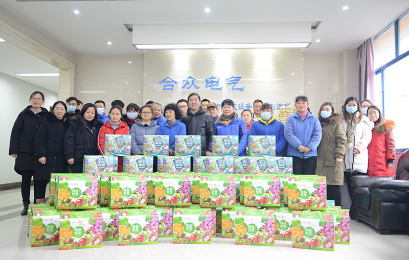 合众电气领导员工合影