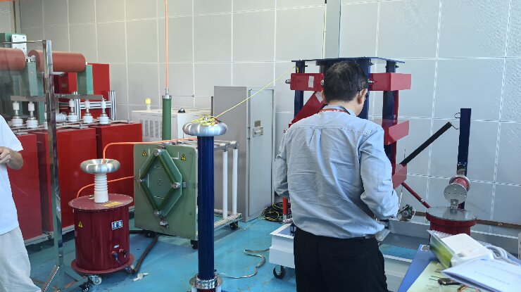 冲击电压发生器